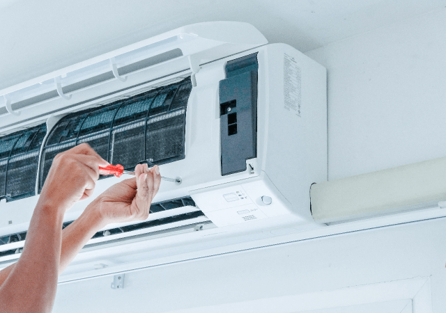 homme en train d'installer une climatisation